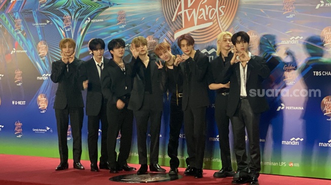 Boyband Stray Kids di red carpet Golden Disc Awards yang digelar di Jakarta International Stadium, Sabtu (6/1/2024). [Suara.com/Tiara Rosana]