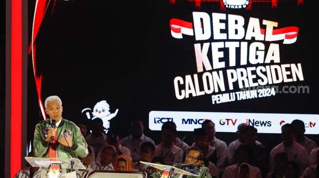 Capres nomor urut tiga, Ganjar Pranowo memberikan pemaparan saat Debat Capres Ketiga di Istora Senayan, Jakarta, Minggu (7/1/2024). [Suara.com/Alfian Winanto]