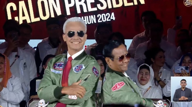 Ganjar Pranowo dan Mahfud MD mengenakan jaket bersamaan dengan penampilan film 'Top Gun'.  (KPU RI)
