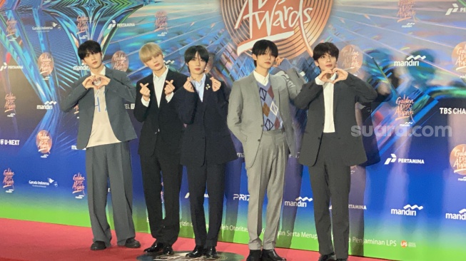 Boyband TXT di red carpet Golden Disc Awards yang digelar di Jakarta International Stadium, Sabtu (6/1/2024). [Suara.com/Tiara Rosana]