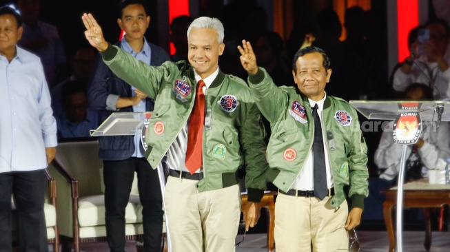 Pasangan Capres dan Cawapres nomor urut tiga, Ganjar Pranowo (kiri) dan Mahfud MD (kanan) saat Debat Capres Ketiga di Istora Senayan, Jakarta, Minggu (7/1/2024). [Suara.com/Alfian Winanto]