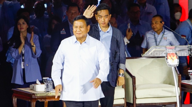 Pasangan Capres dan Cawapres nomor urut dua, Prabowo Subianto (kiri) dan Gibran Rakabuming Raka (kanan) saat Debat Capres Ketiga di Istora Senayan, Jakarta, Minggu (7/1/2024). [Suara.com/Alfian Winanto]