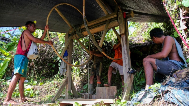 Sejumlah penambang menarik material dari lubang mengunakan katrol di Pertambangan Rakyat Desa Anggai, Kecamatan Obi, Kabupaten Halmahera Selatan, Maluku Utara, Minggu (7/1/2024). [ANTARA FOTO/Andri Saputra/aww]