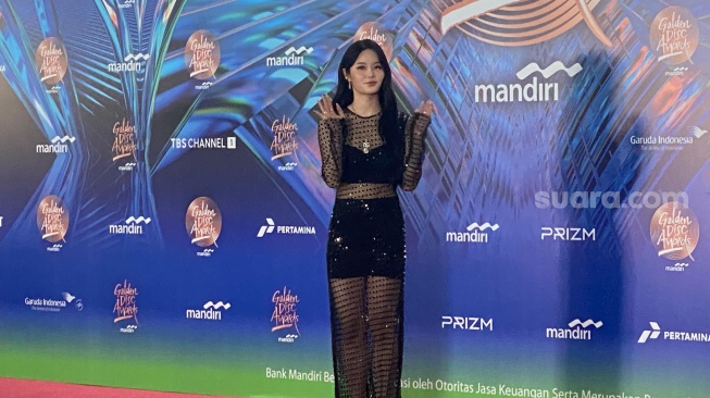 Keena FIFTY FIFTY di red carpet Golden Disc Awards yang digelar di Jakarta International Stadium, Sabtu (6/1/2024). [Suara.com/Tiara Rosana]