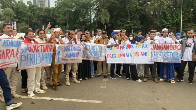 Pendukung AMIN Curi Perhatian di Area Debat Capres, Boyong Spanduk dari Karung Beras