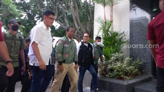 Cawapres nomor urut 3 Mahfud MD mengenakan jaket ala Top Gun untuk menghadapi debat ketiga Pilpres 2024 di Istora Senayan, Minggu (7/1/2024). (Suara.com/Bagas)