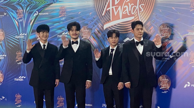 Grup K-Pop La Poem di red carpet Golden Disc Awards yang digelar di Jakarta International Stadium, Sabtu (6/1/2024). [Suara.com/Tiara Rosana]