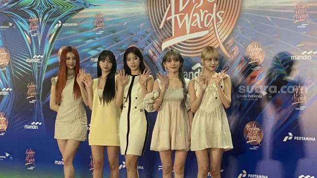 Girlband LE SSERAFIM di red carpet Golden Disc Awards yang digelar di Jakarta International Stadium, Sabtu (6/1/2024). [Suara.com/Tiara Rosana]