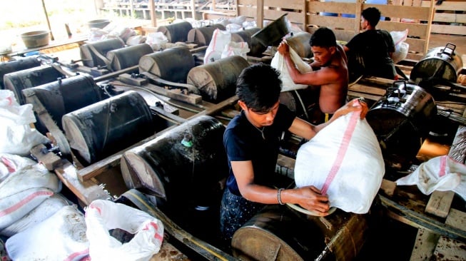 Sejumlah penambang memasukan material (batu rap) yang mengandung emas ke dalam tromol di Pertambangan Rakyat Desa Anggai, Kecamatan Obi, Kabupaten Halmahera Selatan, Maluku Utara, Minggu (7/1/2024). [ANTARA FOTO/Andri Saputra/aww]