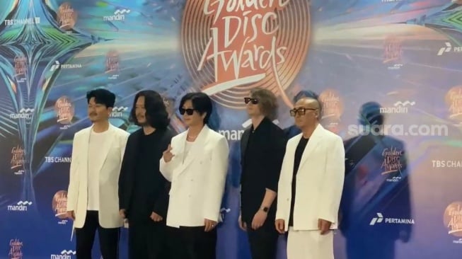 Grup K-Pop YB di red carpet Golden Disc Awards yang digelar di Jakarta International Stadium, Sabtu (6/1/2024). [Suara.com/Tiara Rosana]