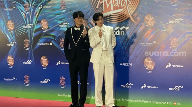 Cha Eun Woo dan Sung Si Kyung di red carpet Golden Disc Awards yang digelar di Jakarta International Stadium, Sabtu (6/1/2024). [Suara.com/Tiara Rosana]