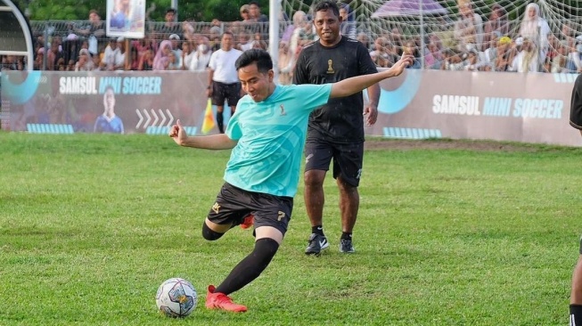 Cawapres nomor urut dua, Gibran Rakabuming Raka menggelar pertandingan sepak bola bertajuk 'Samsul Mini Soccer' di Maluku, Senin (8/1/2024). [Foto Instagram Gibran]