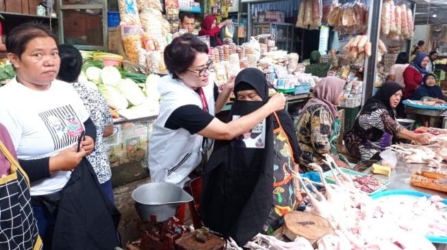 Geruduk Pasar Gede Solo, Ibu-ibu Cantik Bagikan Celemek ke Pedagang dan Ajak Dukung Ganjar-Mahfud