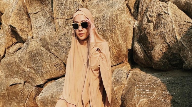 3 Model Hijab BCL Saat di Arab Saudi, Mulai Dari Pakai Cadar Tertutup Hingga Turban