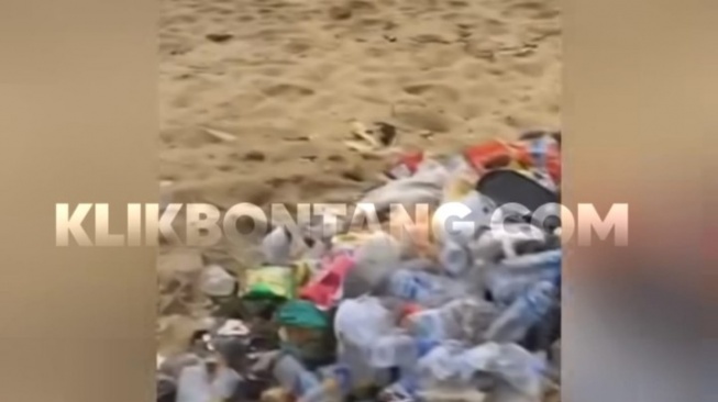 Tangkapan layar video spot tumpukan sampah di Pulau Beras Basah. [KlikKaltim.com]