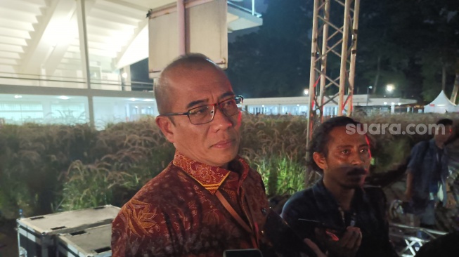 Ketua KPU RI Hasyim Asyari ditemui awak media usai debat ketiga Pilpres 2024 di area Istora Senayan, Jakarta, Akhir Pekan (7/1/2024). (Suara.com/Dea)