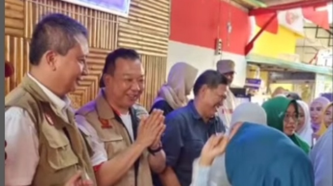 Aksi Blusukan Caleg Gerindra Hosea Sanjaya di Cengkareng Barat: Bagi-bagi Motor hingga Uang Tunai ke Musala