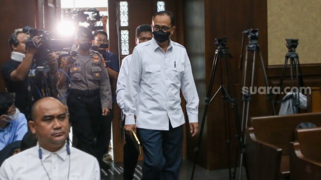 Terdakwa mantan pejabat Ditjen Pajak Kementerian Keuangan Rafael Alun Trisambodo (tengah) saat menjalani sidang putusan di Pengadilan Tipikor, Jakarta, Senin (8/1/2024). [Suara.com/Alfian Winanto]