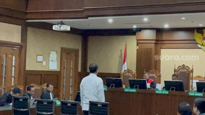 Rafael Alun Trisambodo saat menjalani sidang vonis kasus korupsi di Pengadilan Tipikor Jakarta. (Suara.com/Yaumal)