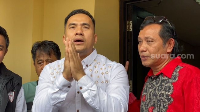 Momen Saipul Jamil diizinkan pulang dari Mapolsek Tambora, Jakarta Barat, Senin (8/1/2024). [Suara.com/Adiyoga Priyambodo]