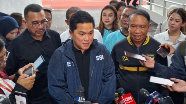 Ketua Umum Persatuan Sepak Bola Seluruh Indonesia (PSSI) Erick Thohir (tengah) seusai menghadiri konferensi pers Garudayaksa di Stadion Gelora Bung karno, Jakarta, Senin (08/01/2024). (ANTARA/FAJAR SATRIYO)