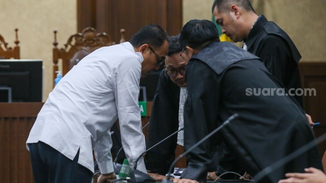 Terdakwa mantan pejabat Ditjen Pajak Kementerian Keuangan Rafael Alun Trisambodo (tengah) saat menjalani sidang putusan di Pengadilan Tipikor, Jakarta, Senin (8/1/2024). [Suara.com/Alfian Winanto]