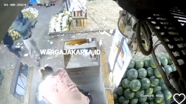 Pedagang semangka di Pasar Induk Kramat Jati, Jakarta Timur, tewas dibacok dan disiram air keras. (ist)