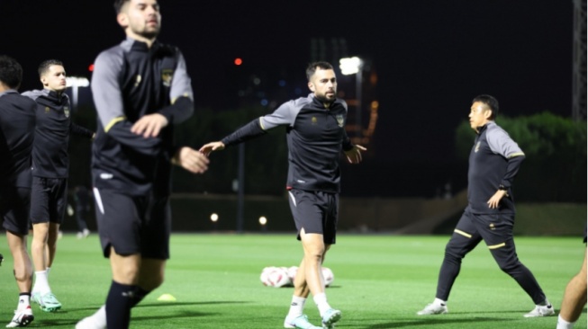 Bek Timnas Indonesia, Jordi Amat (Tengah) Saat Melakoni Sesi Latihan di Qatar. (pssi.org)