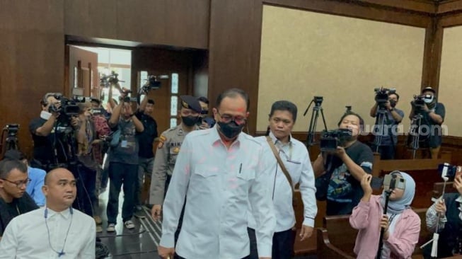 Rafael Alun Trisambodo saat menjalani sidang vonis kasus korupsi di Pengadilan Tipikor Jakarta. (Suara.com/Yaumal)