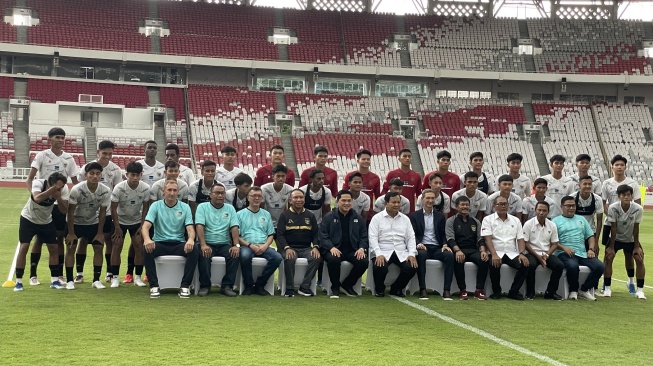 Pembina Garudayaksa Football Academy, Prabowo Subianto menandatangani perjanjian kolaborasi dengan Aspire Academy asal Qatar di Stadion Utama Gelora Bung Karno, Jakarta, Senin (8/1/2024). [Suara.com/Novian]