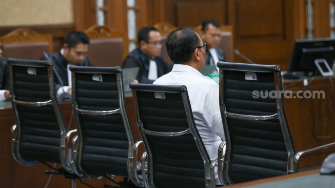 Terdakwa mantan pejabat Ditjen Pajak Kementerian Keuangan Rafael Alun Trisambodo (tengah) saat menjalani sidang putusan di Pengadilan Tipikor, Jakarta, Senin (8/1/2024). [Suara.com/Alfian Winanto]