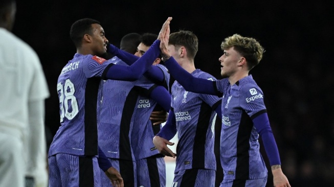 Para pemain Liverpool melakukan selebrasi di lapangan usai pertandingan putaran ketiga Piala FA 2023/2024 antara Arsenal vs Liverpool di Stadion Emirates di London pada 7 Januari 2024. Liverpool menang 2-0.Ben Stansall / AFP.