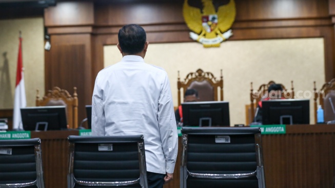 Terdakwa mantan pejabat Ditjen Pajak Kementerian Keuangan Rafael Alun Trisambodo (tengah) saat menjalani sidang putusan di Pengadilan Tipikor, Jakarta, Senin (8/1/2024). [Suara.com/Alfian Winanto]