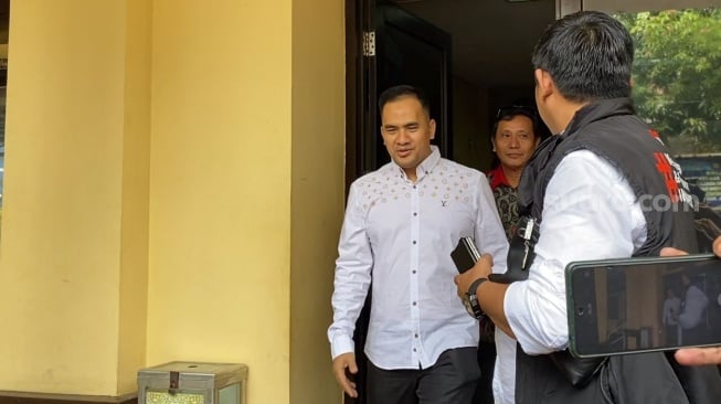 Saipul Jamil diperkenankan pulang dari Mapolsek Tambora, Jakarta Barat, Senin (8/1/2024). [Suara.com/Adiyoga Priyambodo]