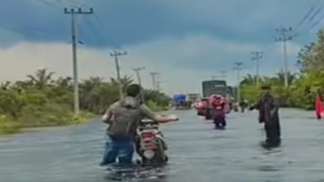 Banjir Tak Kunjung Surut Di Jalan Lintas Timur Pangkalan Kerinci Macet