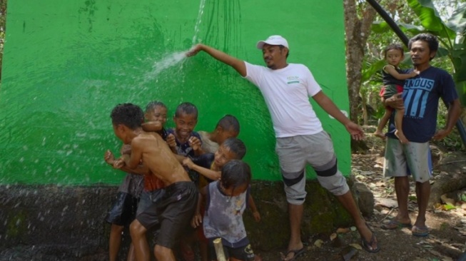 Dengan Pompa Air Tenaga Surya, Warga Desa Mbuit Kini Bisa Peroleh Air Bersih Tanpa Pikul Jerigen di Pundak