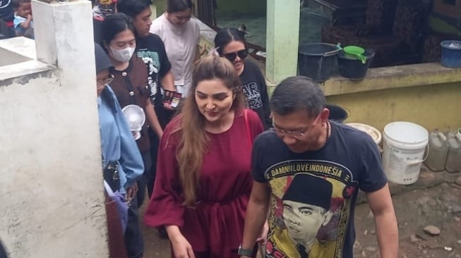 Tampil Cantik Pakai Baju Merah, Ashanty Setia Dampingi Anang Hermansyah Blusukan di Gunungsindur Bogor