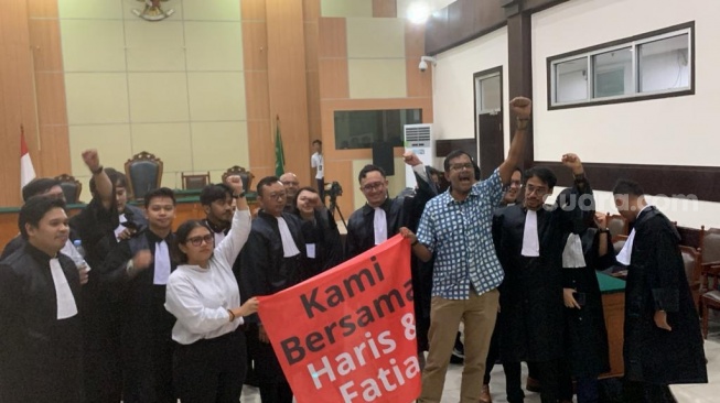 Haris Azhar dan Fatia Maulidiyanty merayakan vonis bebas dalam kasus pencemaran nama baik Luhut Binsar Pandjaitan di Pengadilan Negeri Jakarta Timur (PN Jaktim), Senin (8/1/2024). (Suara.com/Rakha)