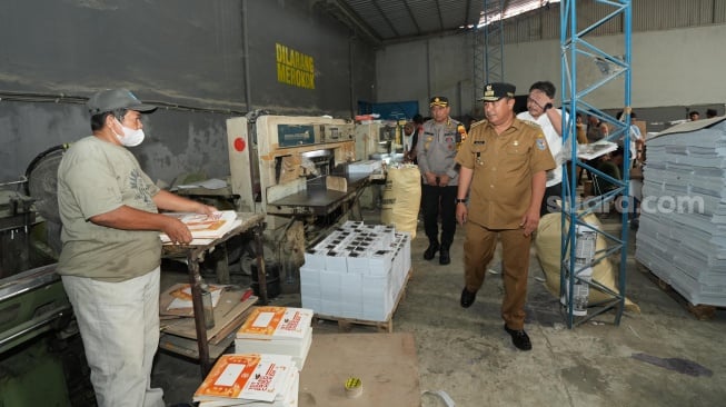 Pj Gubernur Sulsel Bahtiar Baharuddin Cek Kesiapan Logistik Pemilu di Kota Makassar