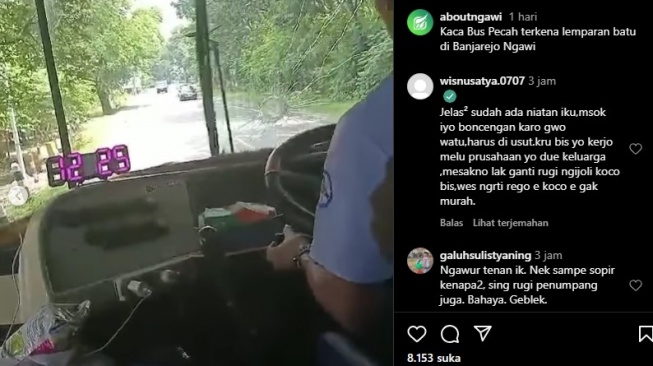 Momen Menarik!  Kaca jendela bus pecah akibat lemparan batu di jalan Ngawi. [Instagram]