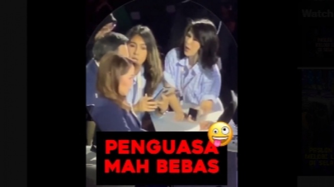 Anggota TKN Prabowo-Gibran, Grace Natalie dan Isyana Bagoes Oka mendatangi meja moderator saat jeda iklan debat ketiga Pilpres 2024, Minggu (7/1/2024) malam. (tangkap layar)