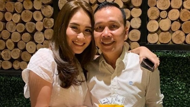 Ayu Ting Ting dan Ayah Ojak. (Instagram)