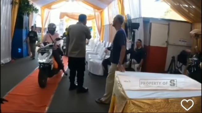 Polisi dan Satpol PP membongkar tenda hajatan karena menutup jalan hingga menimbulkan kemacetan di Jalan Haji Lebar, Kembangan, Jakarta Barat, Selasa (9/1/2024). [Bidik layar]