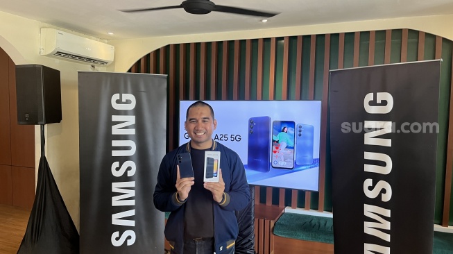 Samsung Galaxy A25 5G resmi dijual ke Indonesia, Selasa (9/1/2023). [Suara.com/Dicky Prastya]