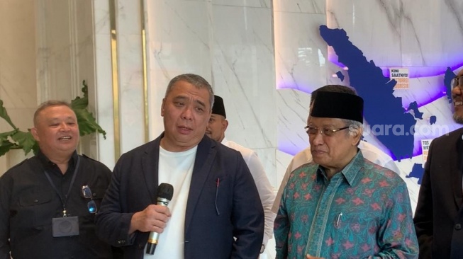 Wakil Ketua Umum Partai NasDem, Ahmad Ali saat bersama mantan Ketum PBNU KH Said Aqil Siradj. (Suara.com/Novian)