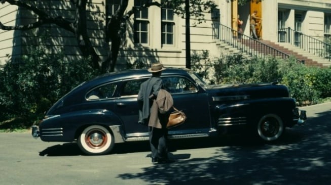 Robert Oppenheimer (diperankan Cillian Murphy) bersama Cadillac Series 61 lansiran 1941 [IMCDb.org].