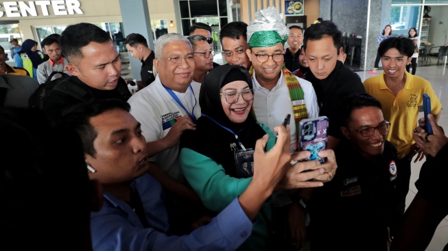 Teriakan "Anies Presiden" Sambut Anies Baswedan ke Kendari dan Terima Topi Adat Kesultanan Buton