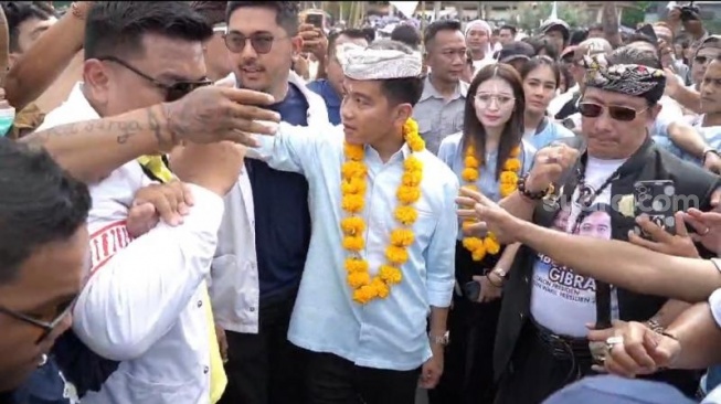 Lagi Ultah, Intip Gaya Selvi Ananda Tetap Setia Dampingi Gibran Kampanye di Pulau Dewata