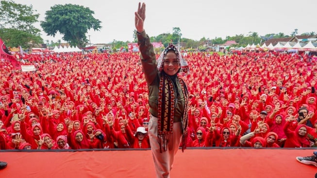 Lagi Senyam-senyum, Siti Atikoh Langsung Kicep Usai Tangan Ditepis Megawati Saat Foto Bareng