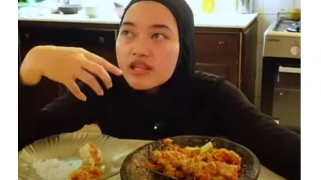 Mukbang Menu Sarapan Ganjar Pranowo, Youtuber Indira Kalistha Ngiler dengan Masakan Ini